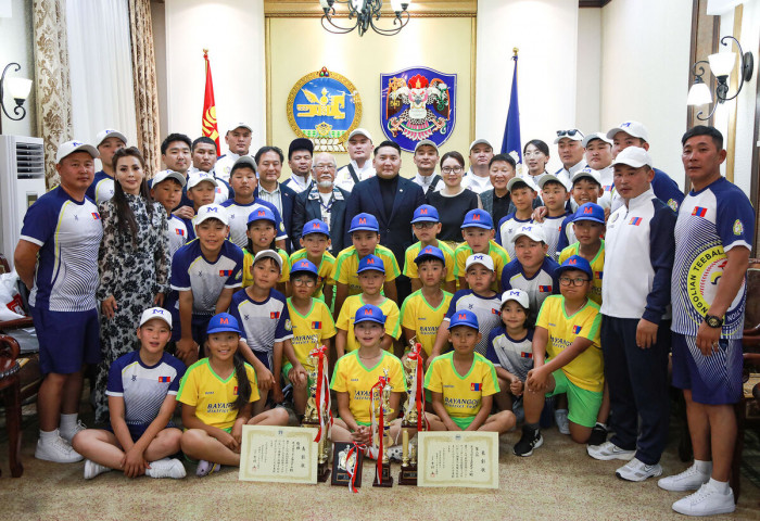 Mongolian team won the gold cup of the tee-ball tournament