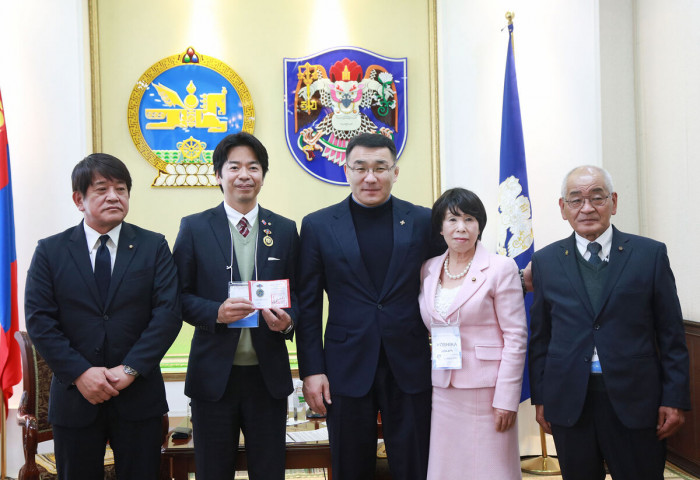 Mayor of Anan, Tokushima awarded with “Badge of Honor” of the capital city
